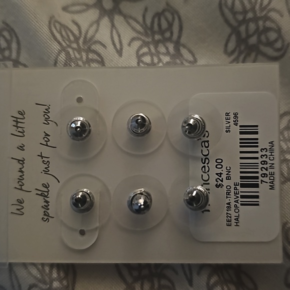 Set of three silver stud earrings - Picture 3 of 3